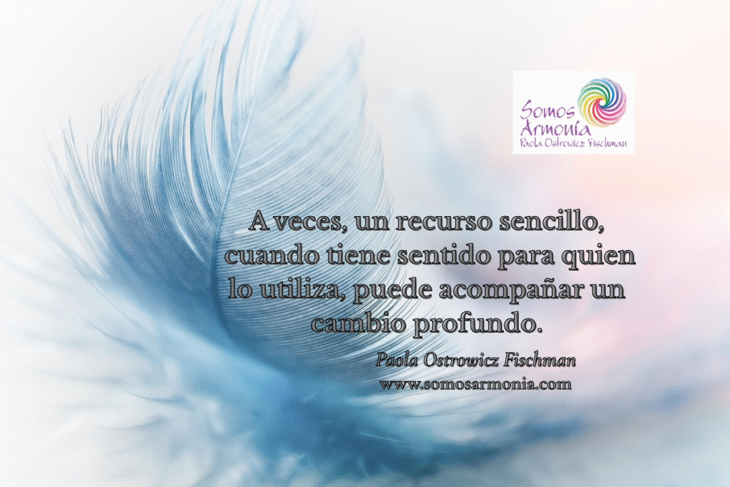 Pluma sobre fondo suave que simboliza la transformación personal y la conexión cuerpo mente y emoción