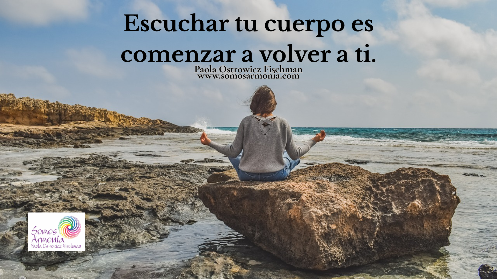 Persona sentada en calma, con la mano sobre el corazón, en un entorno sereno.
