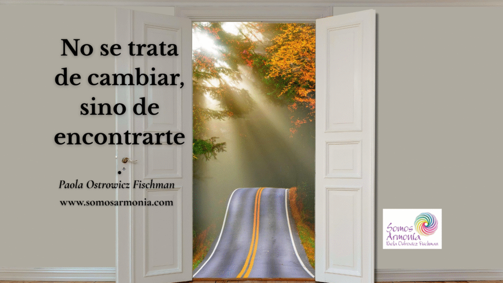 Imagen de portada del artículo sobre crecimiento personal y autoconocimiento. Una puerta abierta muestra un camino hacia el bosque con luz natural. Frase: “No se trata de cambiar, sino de encontrarte