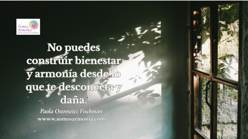 Sombra de hojas proyectada en la pared junto a una ventana de madera. Imagen simbólica de desconexión interna y necesidad de cambio.