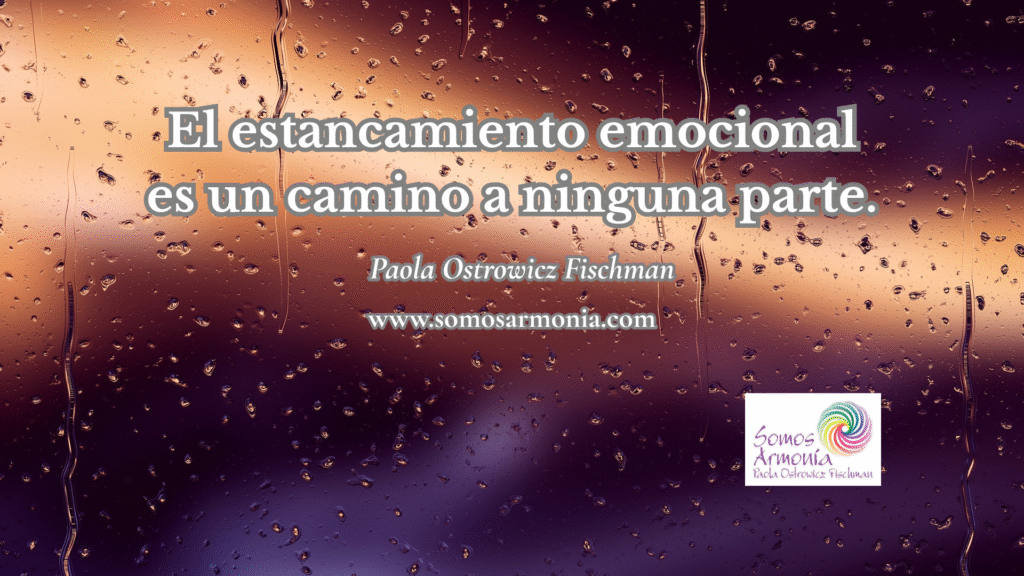 Fotografía de una ventana con gotas de lluvia y luces borrosas de fondo. El texto superpuesto dice: El estancamiento emocional es un camino a ninguna parte.