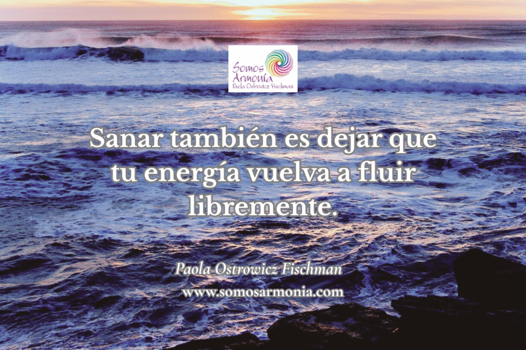 Mar en movimiento con atardecer, simbolizando cómo sanar es dejar que la energía vuelva a fluir libremente – cierre Somos Armonía.