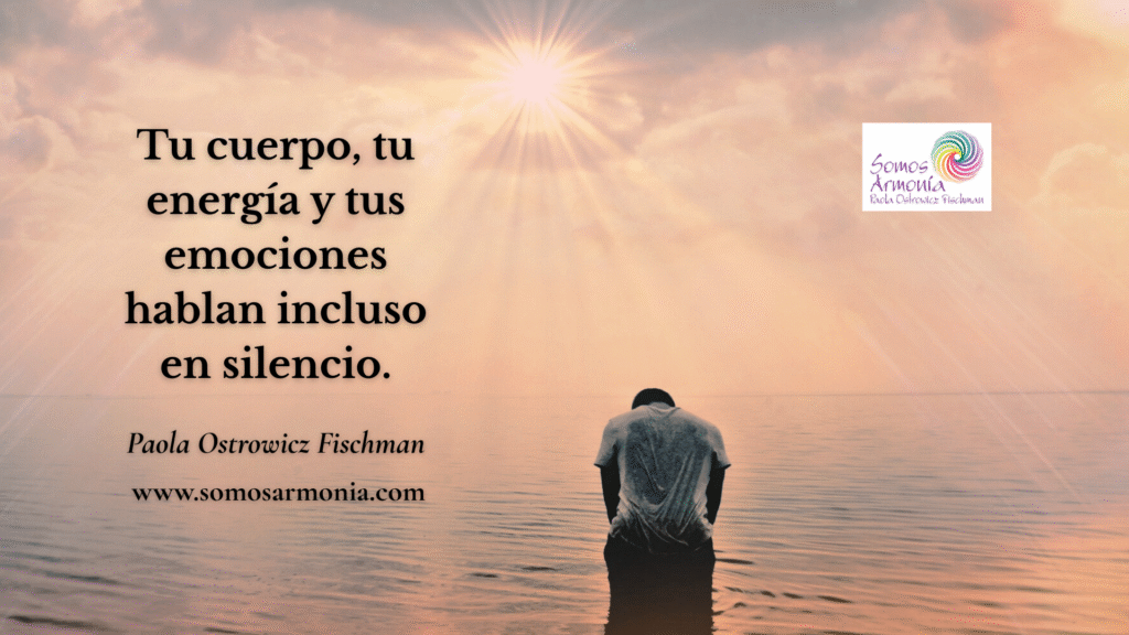 Persona en silencio frente al mar con luz cálida, representando cómo el cuerpo, la energía y las emociones hablan incluso sin palabras – portada Somos Armonía.