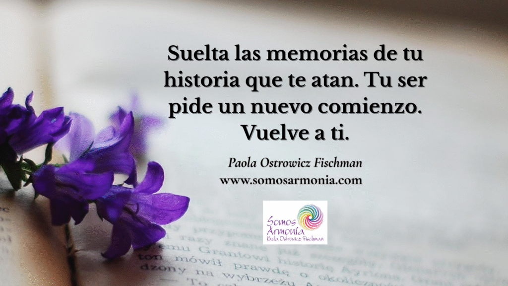 Flores violetas sobre un libro abierto, simbolizando la conexión con la historia personal, la sanación de memorias energéticas y un nuevo comienzo hacia el bienestar y la armonía interior.