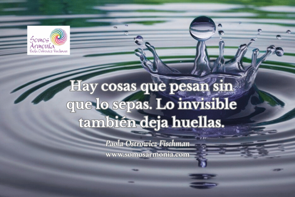 Liberación interior y efecto del estancamiento. Imagen con frase: Hay cosas que pesan sin que lo sepas. Lo invisible también deja huellas. Una gota de agua cae en el estanque creando ondas y una corona que simboliza el impacto del movimiento interno y la sanación de Somos Armonía.