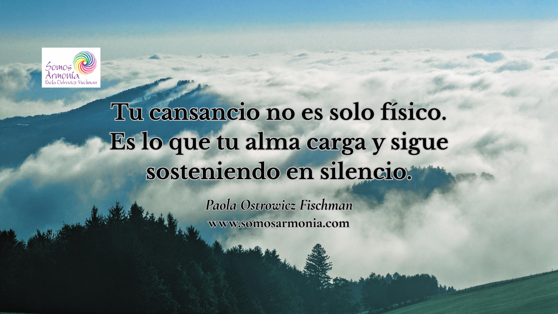 Energía bloqueada y cansancio no físico. Imagen con frase: Tu cansancio no es solo físico. Es lo que tu alma carga y sigue sosteniendo en silencio. Paisaje de montañas, nubes y bosque que simboliza la liberación interior de Somos Armonía.
