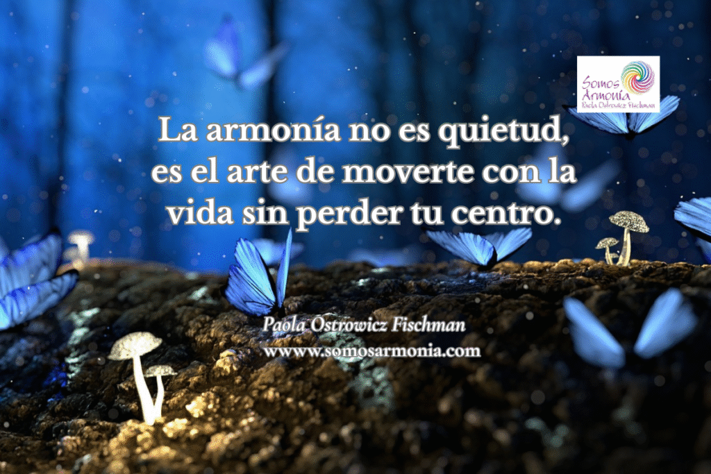 Mariposas azules iluminadas sobre un fondo violeta, símbolo de transformación y equilibrio interior, con la frase “La armonía no es quietud, es el arte de moverte con la vida sin perder tu centro”, de Paola Ostrowicz Fischman, Somos Armonía.