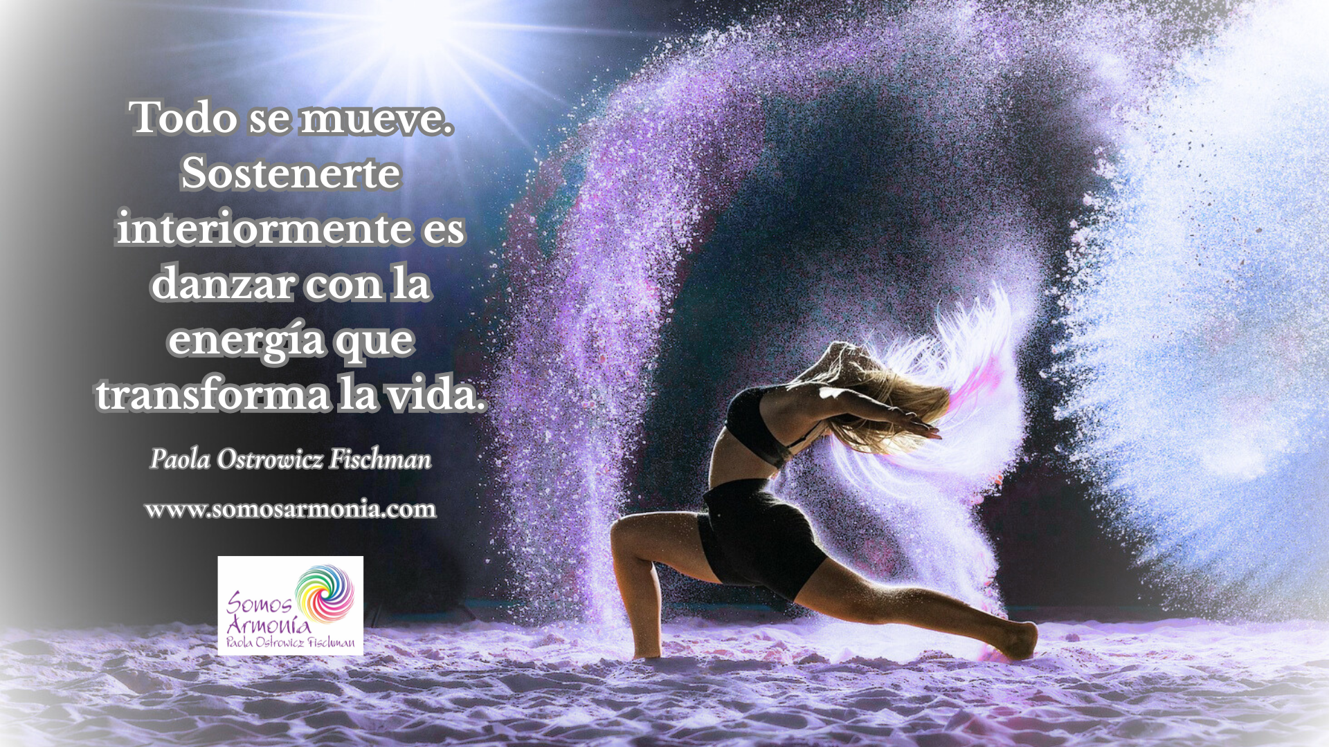 Mujer danzando envuelta en luz y energía violeta, símbolo del movimiento vital y de la armonía interior, con la frase “Todo se mueve. Sostenerte interiormente es danzar con la energía que transforma la vida”, de Paola Ostrowicz Fischman, Somos Armonía.