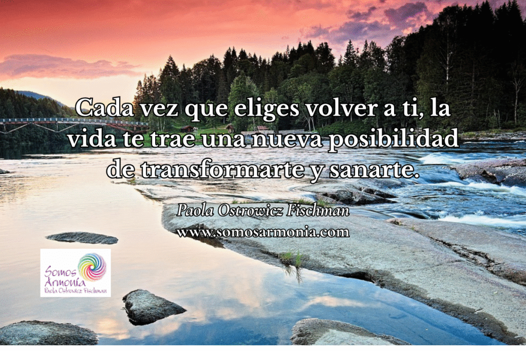 Frase inspiradora sobre relaciones sanas y transformación interior: “Cada vez que eliges volver a ti, la vida te trae una nueva posibilidad de transformarte y sanarte.” Imagen de cierre del artículo de Somos Armonía sobre vínculos conscientes y bienestar emocional.