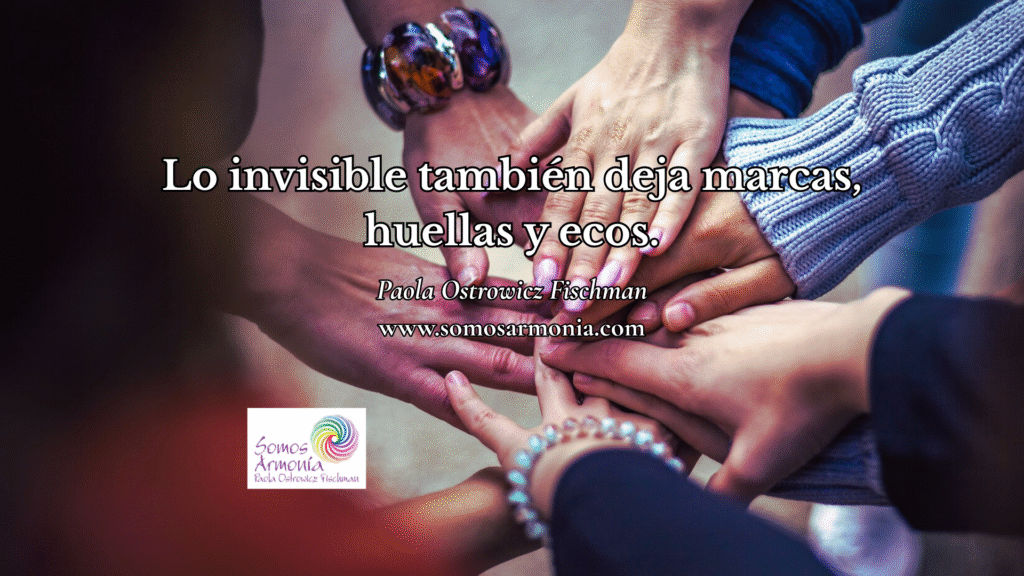 Primer plano de varias manos entrelazadas en el centro, simbolizando los vínculos humanos y la energía compartida necesaria para sostener la propia presencia en las relaciones.