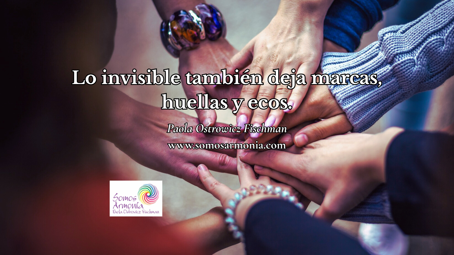 Primer plano de varias manos entrelazadas en el centro, simbolizando los vínculos humanos y la energía compartida necesaria para sostener la propia presencia en las relaciones.