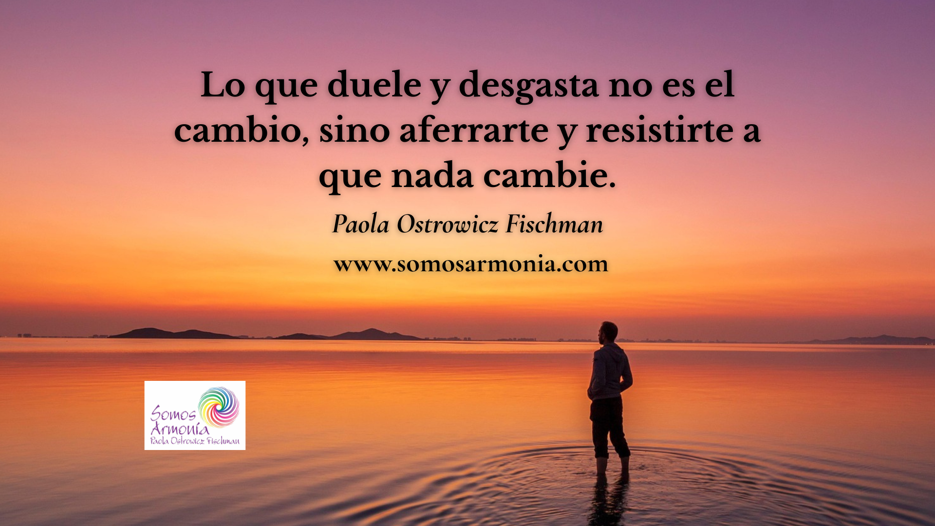 Una persona sola de pie en el mar al atardecer, con la frase 'Lo que duele y desgasta no es el cambio, sino aferrarte y resistirte a que nada cambie', simbolizando la transformación interior y el cambio de vida.